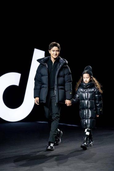 高梵KIDS &冬奥会设计师携手 田亮亲子秀身着“极光”亮相